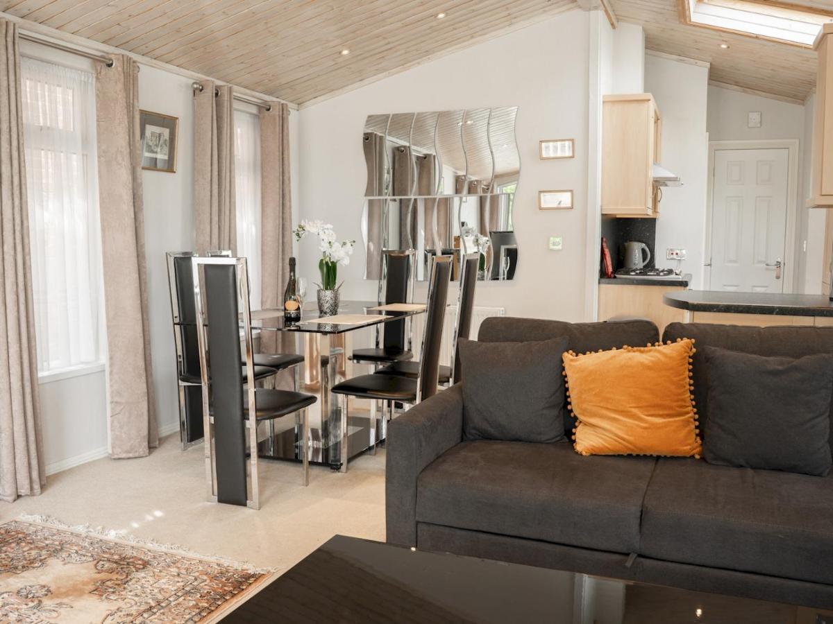 צ'סטר Pass The Keys The Lodge At Point House Farm - Sleeps Up To 6 מראה חיצוני תמונה